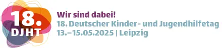 Abgebildet ist ein Banner zum „18. Deutschen Kinder  und Jugendhilfetag“. Auf dem Banner steht der Slogan „Wir sind dabei!“. Zudem sind das Datum „13.–15.05.2025“ und der Veranstaltungsort „Leipzig“ angegeben. Links befindet sich eine farbige, kreisförmige Grafik mit der Aufschrift „18. DJHT“. Rechts daneben steht der Titel der Veranstaltung in violetter und türkiser Schrift. 