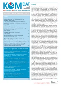 Abgebildet ist das Titelblatt der Zeitschrift „KomDat – Kommentierte Daten der Kinder  & Jugendhilfe“. Es handelt sich um die Ausgabe Mai 2025, Heft Nummer 1 und 2 des 28. Jahrgangs. Die Zeitschrift wird von der Arbeitsstelle Kinder  und Jugendhilfestatistik (AKJStat) im Forschungsverbund Deutsches Jugendinstitut und Technische Universität Dortmund herausgegeben. Unter dem Titel ist eine Inhaltsübersicht mit Themen und Seitenzahlen abgebildet. Im unteren Bereich befindet sich die Hervorhebung des Schwerpunktthemas „Kinder  und Jugendhilfe in Ostdeutschland“. Rechts ist ein Editorial Text zu sehen. Am unteren Rand ist eine Internetadresse angegeben: www.akjstat.tu dortmund.de. Das Cover ist überwiegend weiß gestaltet, mit blauen und roten grafischen Elementen.